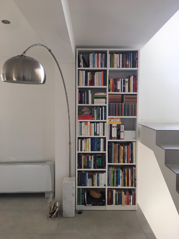 Libreria su misura bianca in ambiente moderno